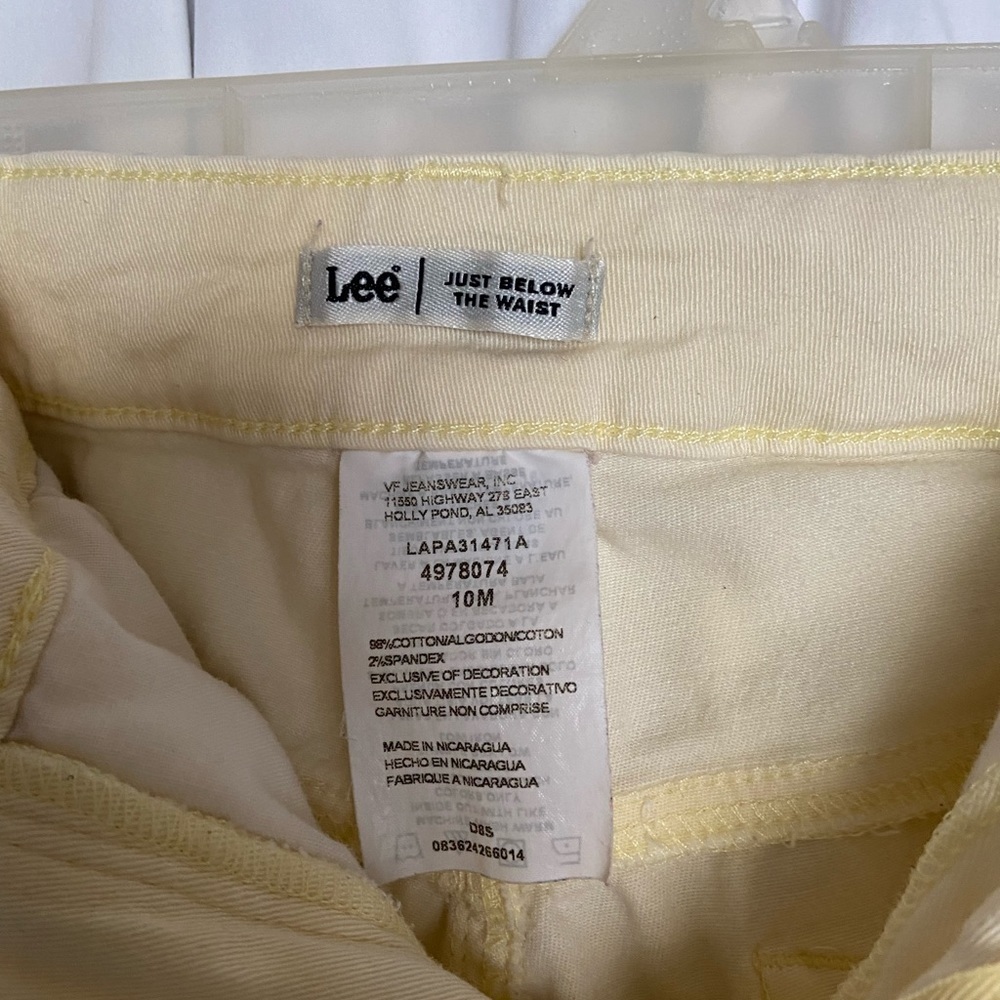 Lee Vintage 𝅺Size-10 Faded Banana Yellow, Jean Styled Above the Hips Shorts-old - Picture 5 of 11